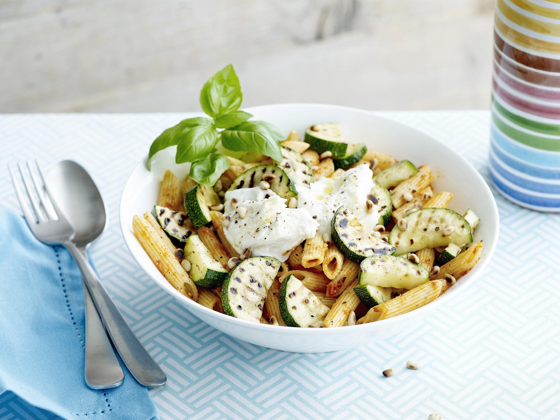 Penne met rode pesto, gegrilde courgette, burrata en pijnboompitten